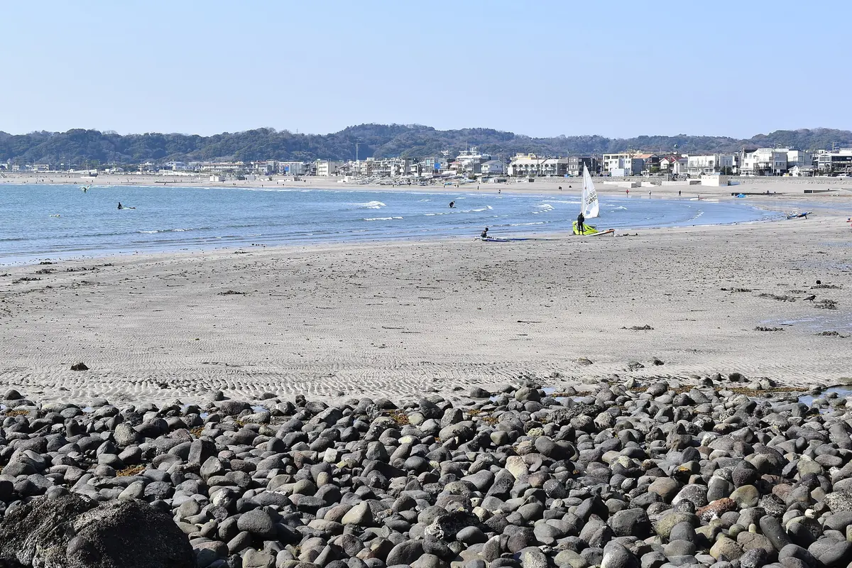 Broad view along Zaimokuza Beach and the Kamakura shoreline